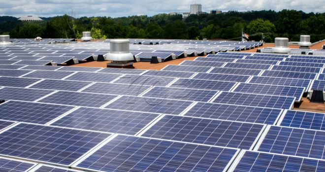 Kuinka asentaa aurinkoenergia tasaisille katoille ilman poraamista?